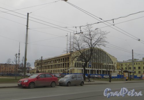 Литовская ул., дом 3. Общий вид здания бассейн СКА перед началом сноса. Фото 22 апреля 2015 года.