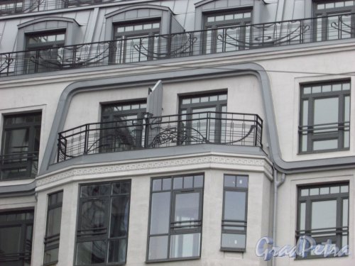 Улица Чапаева, дом 18, литера А. Ограда балкона 7-го этажа со стороны Большой Монетной улицы. Фото 25 декабря 2015 года.