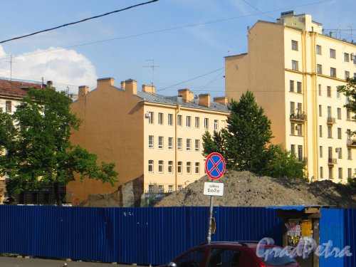 Кронверкская улица, дом 4. Вид на дворовый фасад здания, после сноса домов 9-11 по Сытнинской улице. Фото 21 июня 2015 года.