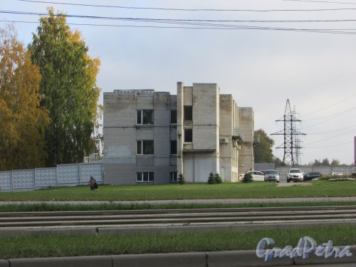 улица Академика Байкова, дом 2, литера А. административный корпус. Торец здания с Тихорецкого проспекта. Фото 13 октября 2015 года.