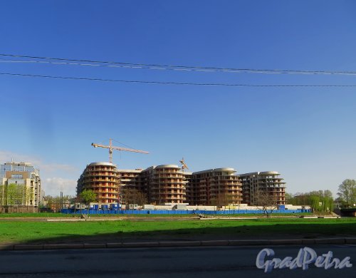 Вязовая улица, дом 8. Вид на строительство жилого комплекса «Привилегия» со стороны набережной Адмирала Лазарева. 9 мая 2015 года.