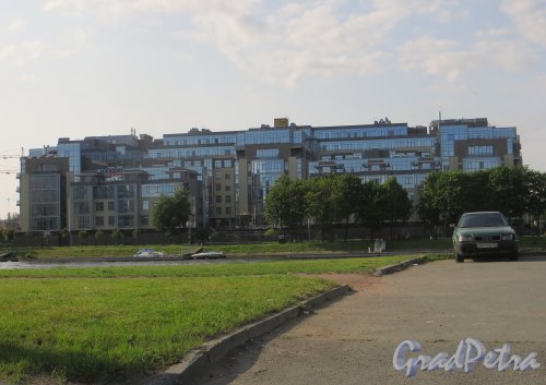 Вид на один из корпусов жилого комплекса «Олимпийская деревня» со стороны набережной Адмирала Лазарева. Фото 16 июля 2015 года.