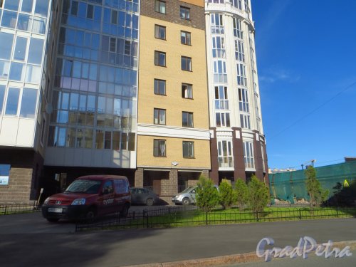 Глухая Зеленина улица, дом 2. Фрагмент фасада корпуса жилого комплекса «Классика» со стороны Малая Зеленина улица с номером здания. Фото 5 августа 2015 года.