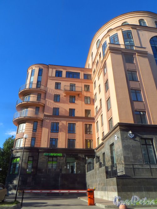 Парадная улица, дом 3, корпус 2, литера А. Вид фасада со стороны улицы Радищева. Фото 14 августа 2015 года.