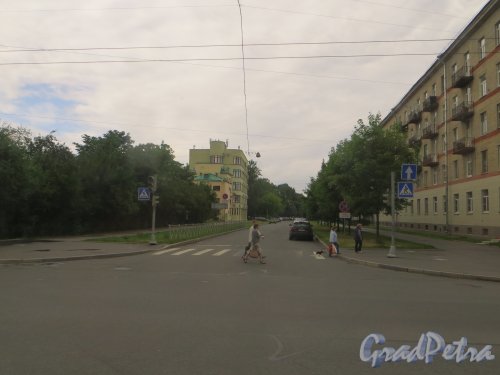 Перспектива Свеаборгской улицы от Благодатной улицы в сторону улицы Решетникова (участок бывшего Герцогского переулка). Фото 7 июля 2015 года.