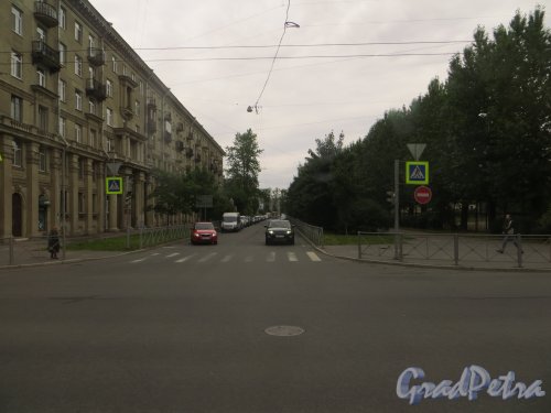 Перспектива улицы Севастьянова от Благодатной улицы в сторону улицы Решетникова. Фото 7 июля 2015 года.