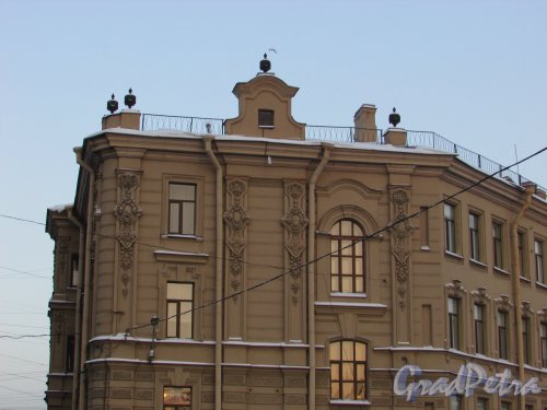 Садовая улица, дом 40. Фрагмент фасада здания со стороны Сенной площади. Фото 15 января 2016 года.