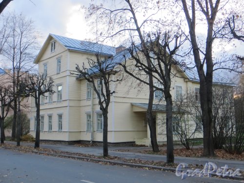 город Павловск, Конюшенная улица, дом 5, литера А. Общий вид здания. Фото 13 октября 2013 года.