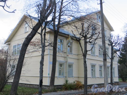 город Павловск, Конюшенная улица, дом 5, литера А. Фасад здания. Фото 13 октября 2013 года.
