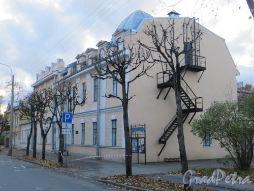 город Павловск, Конюшенная улица, дом 7, литера А. Общий вид здания. Фото 13 октября 2013 года.