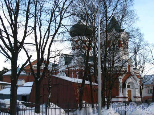 Большая Озёрная улица, дом 26. Общий вид Свято-Троицкой Озерковской церкви. Фото 5 февраля 2013 года.
