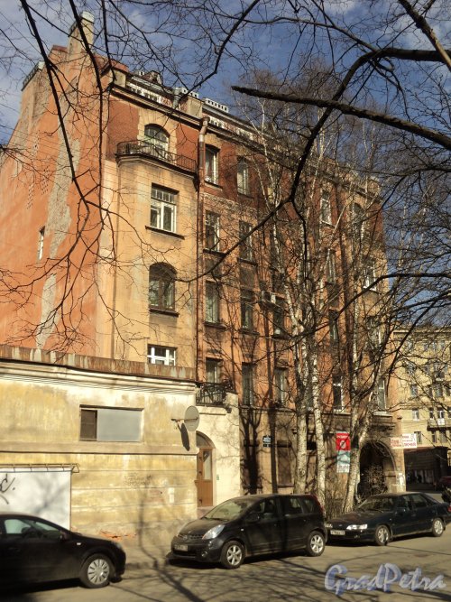 улица Всеволода Вишневского, дом 5, литера А. Фасад со стороны улицы. Фото 25 апреля 2011 года.