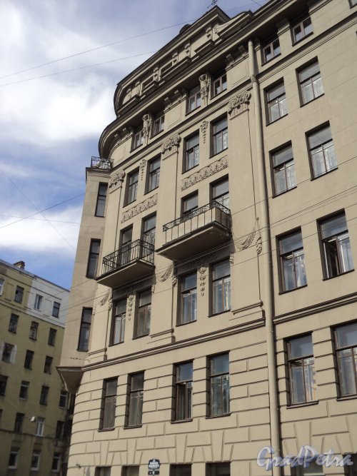 Улица Всеволода Вишневского, дом 11. Фрагмент фасада жилого дома. Фото 25 апреля 2011 года.