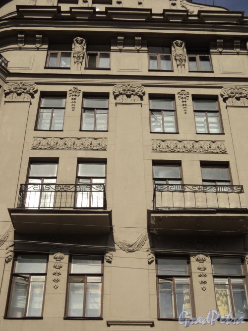 Улица Всеволода Вишневского, дом 11. Фрагмент фасада с балконами. Фото 25 апреля 2011 года.