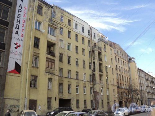 Улица Всеволода Вишневского, дом 14. Фасад жилого дома рабочих текстильного объединения. Фото 25 апреля 2011 года.