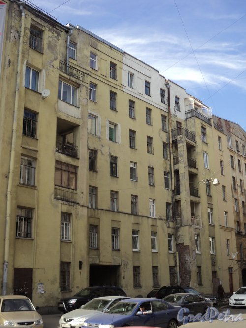 Улица Всеволода Вишневского, дом 14. Левая часть фасада жилого дома рабочих текстильного объединения. Фото 25 апреля 2011 года.