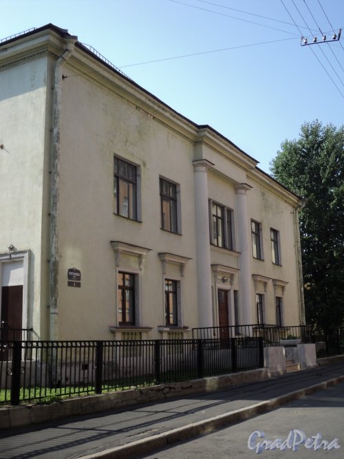 Плуталова улица, дом 9. Фасад здания Детского сада № 25 Петроградского района. Фото 28 августа 2011 года.