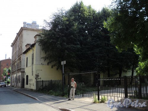 Сквер на Плуталовой улице у дома №11. Фото 28 августа 2011 года.
