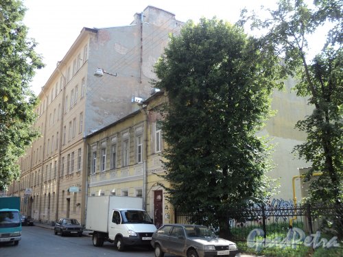 Плуталова улица, дом 23 (на переднем плане) и дом 25 (на заднем плане). Общий вид зданий. Фото 28 августа 2011 года.