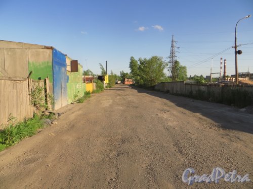 Перспектива Свирской улицы от проспекта Космонавтов в сторону промышленной зоны. Фото 7 июня 2015 года.