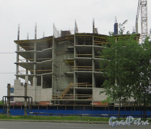 Благодатная улица, участок 1, (южнее дома 6, литера В по Благодатной улице). Вид на строительство научного центра «Элкус» со стороны Благодатной улицы. Фото 31 мая 2015 года.