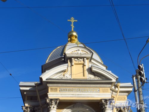 Купол часовни Св. благоверного князя Александра Невского «у дамбы Тучкова моста». Фото 5 августа 2015 года.