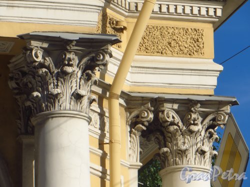 Пилястры колонн часовни Св. благоверного князя Александра Невского. Фото 5 августа 2015 года.