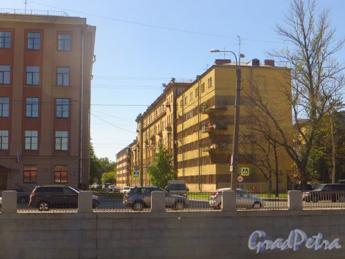 Перспектива Бумажной улицы от набережной Обводного канала. Фото 24 августа 2015 года.