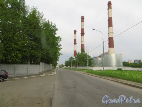 Перспектива улицы Ванеева от Зольной улицы в сторону улицы Ворошилова. Фото 31 мая 2015 года.