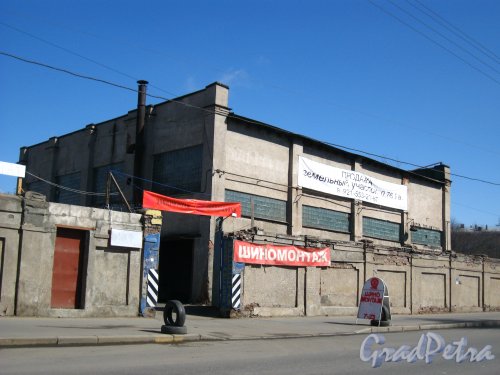 Улица Ватутина, дом 15. Промышленное здание на территории. ныне автосервис и шиномонтаж. Фото 28 апреля 2013 года.