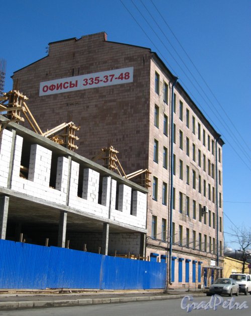 Улица Ватутина, дом 19. Общий вид шестиэтажного бизнес-центра «Омега» (между литерой «А» и литерой «Д» дома 17 по улице Ватутина). Фото 28 апреля 2013 года.