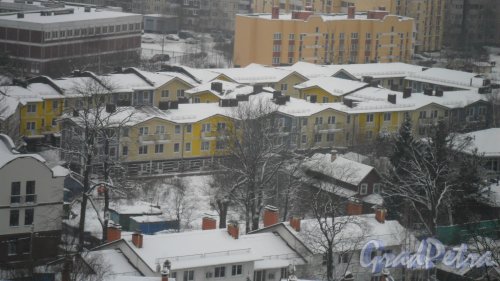 Улица Щербакова, дом 23. Общий вид малоэтажного жилого комплекса "Щербаковский". Фотография сделана с высотки на Новоколомяжском проспекте. Фото 25 января 2016 года.