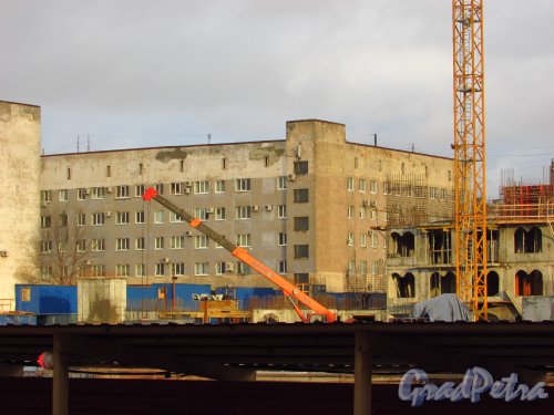 Артиллерийская ул., дом 1. Вид на корпуса гостиницы «Русь» со стороны улицы Короленко во время строительства ЖК «Русский Дом». Фото 29 января 2016 года.
