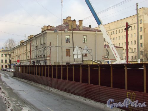 Улица Короленко, дом 7. Общий вид здания во время строительства жилого комплекса «Русский Дом». Фото 29 января 2016 года.