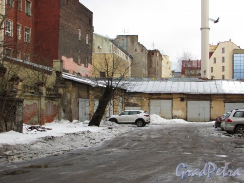 Улица Маяковского, дом 5. Хозяйственные постройки во дворе со стороны улицыжуковского. Фото 29 января 2016 года.
