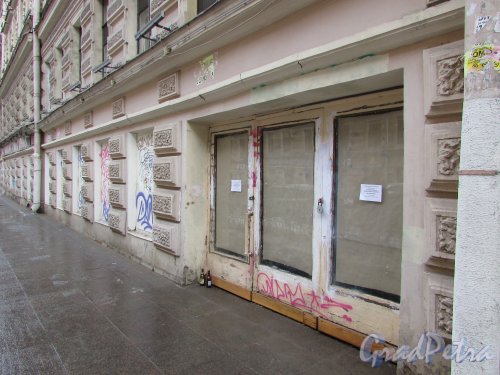 Пушкинская ул., дом 2. Вход в закрытый магазин «Техническая книга». Фото 29 января 2016 года.