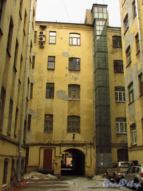 Пушкинская ул., дом 18. Фасад здания со стороны двор в центральной части. Фото 29 января 2016 года.