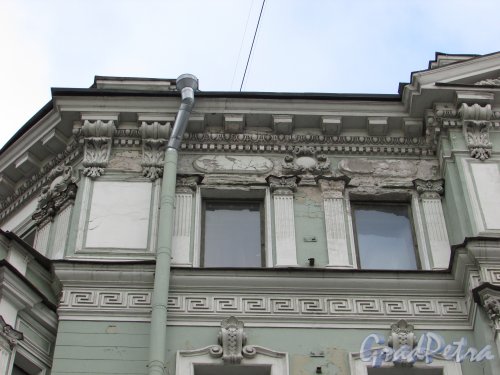 Фурштатская ул., дом 2. Состояние карниза в угловой части фасада. Фото 29 января 2016 года.
