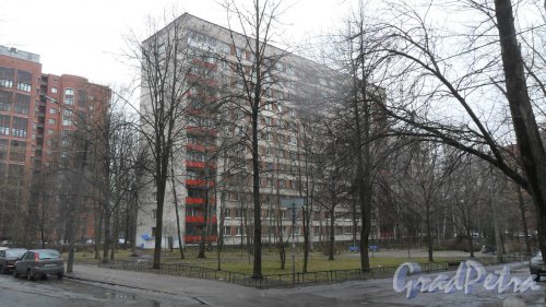 Дрезденская улица, дом 9. 12-этажный жилой дом серии ш-57338 1969 года постройки. 2 парадные, 156 квартир. Фото 11 февраля 2016 года.