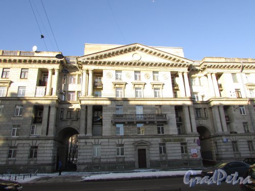 Кузнецовская улица, дом 30. Центральная часть фасада. Фото 17 февраля 2016 года.