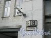 Кантемировская ул., дом 8. Табличка с номером дома и камеры видеонаблюдения на фасаде здания. Фото 17 февраля 2016 г.