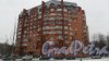 Манчестерская улица, дом 4. 11-этажный жилой дом 1998 года постройки. 2 парадные, 110 квартир. В здании расположены магазин автозапчастей 
"Exist.ru", минимаркет "Лазурит". Фото 19 февраля 2016 года.