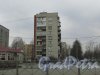 город Колпино, Адмиралтейская улица (бывш. улица Володарского), дом 29. 9-этажный жилой дом 1963 года постройки. Вид со стороны Пролетарской улицы. Фото 16 марта 2016 года.