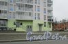 город Колпино, Павловская улица, дом 43. Фрагмент фасада жилого дома ЖК «Астрид» и табличка с номером здания. Фото 16 марта 2016 года.