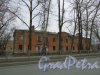 город Колпино, Павловская улица, дом 57, литера А. Общий вид фасада жилого дома 1940 года постройки со стороны Павловской улицы. Фото 16 марта 2016 года.