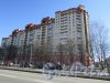 Пулковская улица, дом 2, корпус 1, литера А. Общий вид угловой части жилого комплекса «Южный замок» со стороны улицы Орджоникидзе. 15 апреля 2016 года.