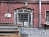 Улица Чайковского, дом 52, литера А. Арочная дверь дворового флигеля. 15 апреля 2016 года.