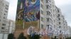 Шушары, Пушкинская улица, дом 44. Фрагмент граффити на фасаде здания с цитатами Александра Сергеевича Пушкина, выполненными в древнеславянском стиле. Фото 10 июня 2016 года.