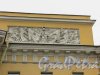 Миллионная улица, дом 2. Правый фриз карниза фасада здания казарм Павловского гренадерского полка. Фото 7 июля 2016 года.