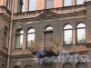 улица Жуковского, дом 11. Балкон в центральной части фасада. Фото 21 октября 2016 года.